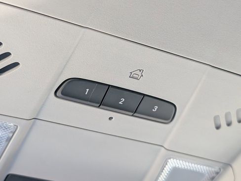 Used 2020 Chevrolet Equinox LT image 32