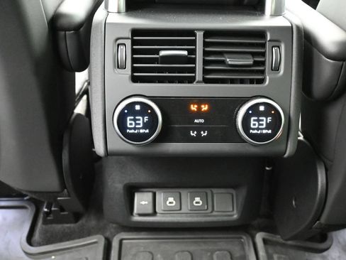 Used 2024 Land Rover Discovery Dynamic SE AWD/4WD image 16