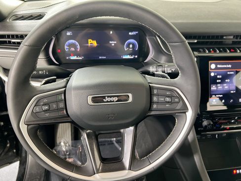 Used 2023 Jeep Grand Cherokee Altitude image 11