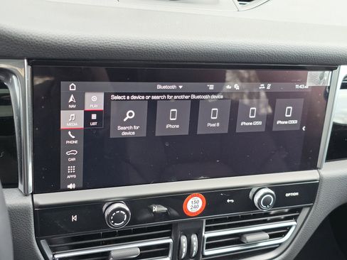 Certified 2025 Porsche Macan image 16