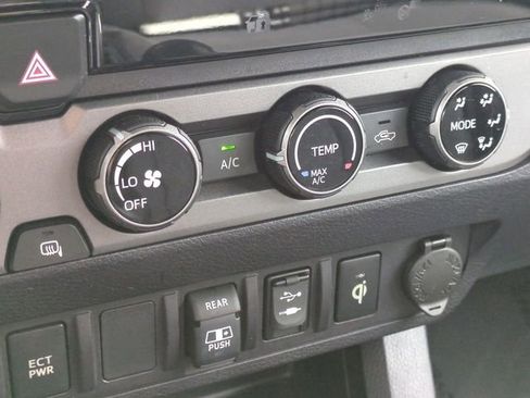 Used 2018 Toyota Tacoma TRD Sport image 18