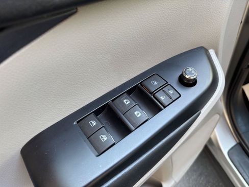 Used 2019 Toyota Highlander XLE AWD/4WD image 12
