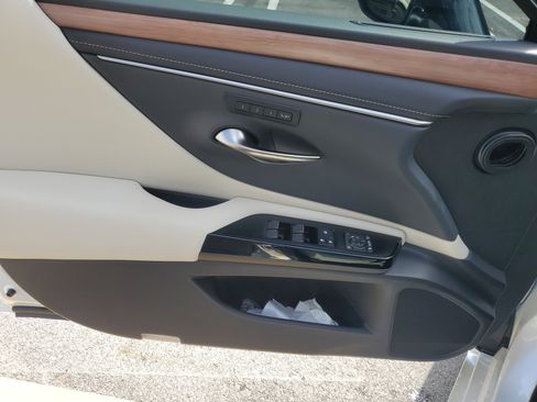 Certified 2025 Lexus ES 350 w/ Premium Package image 19