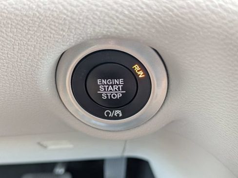 Used 2023 Chrysler Pacifica Touring-L FWD image 29