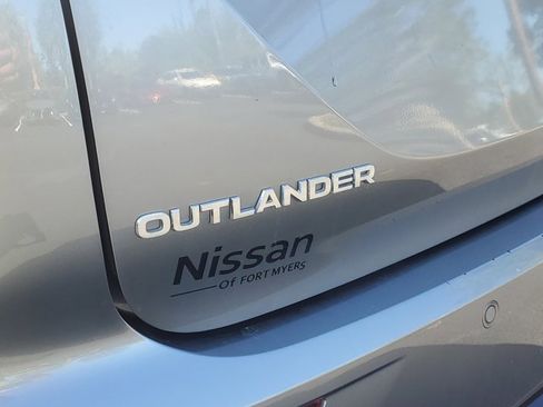 Used 2022 Mitsubishi Outlander SE image 14