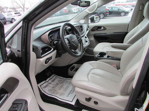 Used 2021 Chrysler Voyager Lxi FWD image 4