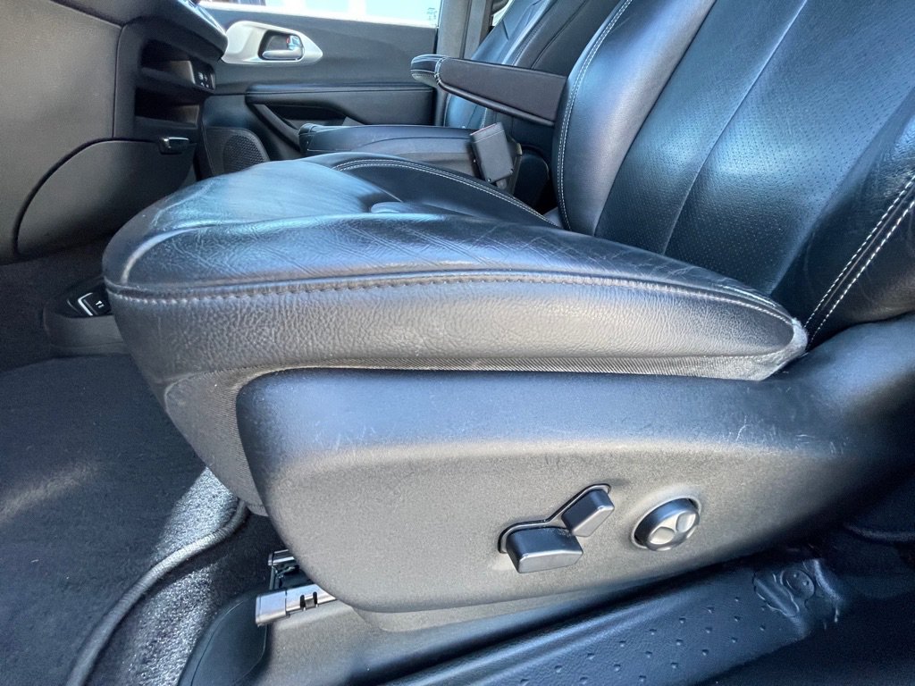Used 2018 Chrysler Pacifica Touring-L w/ Premium Audio Group FWD image 33