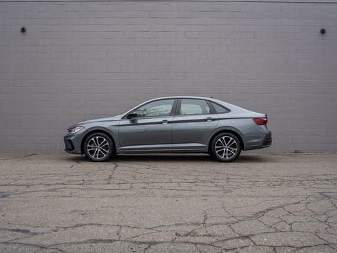 Used 2025 Volkswagen Jetta Sport FWD image 2