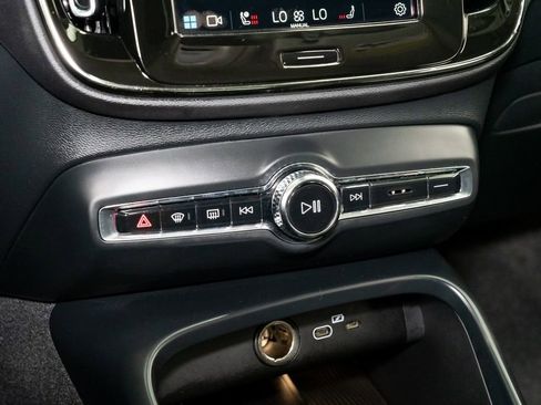 Used 2024 Volvo XC40 B5 Plus w/ Climate Package image 18