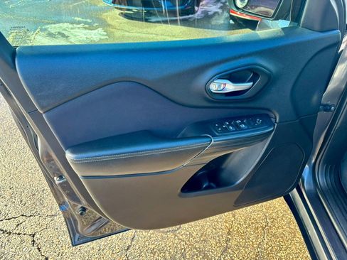 Used 2016 Jeep Cherokee Latitude w/ Cold Weather Group image 9