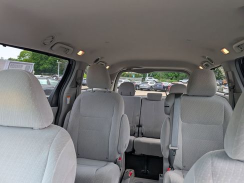 Used 2017 Toyota Sienna LE FWD image 19