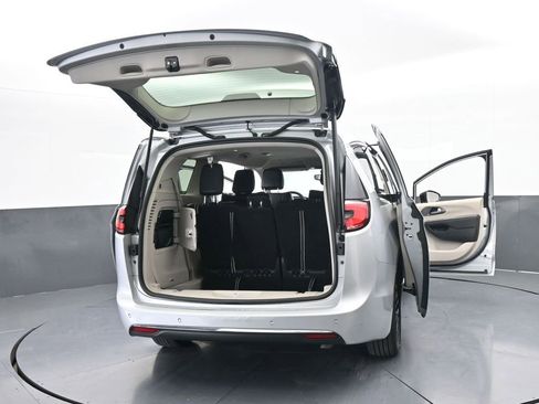 Used 2024 Chrysler Pacifica Select image 71