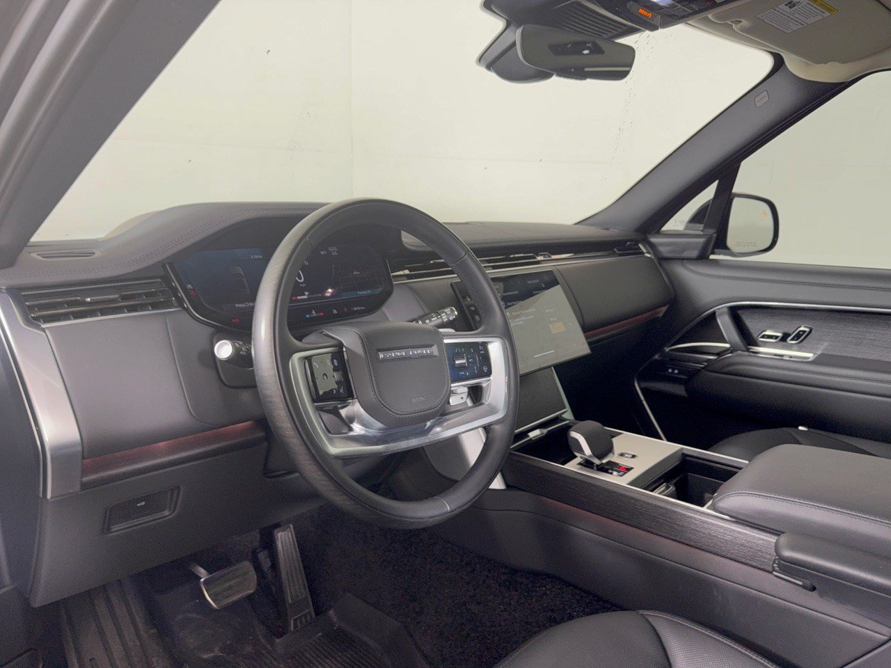 Used 2025 Land Rover Range Rover Long Wheelbase SE AWD/4WD image 4