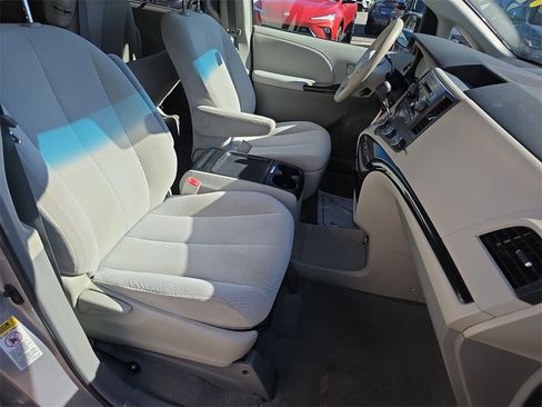 Used 2011 Toyota Sienna LE image 37