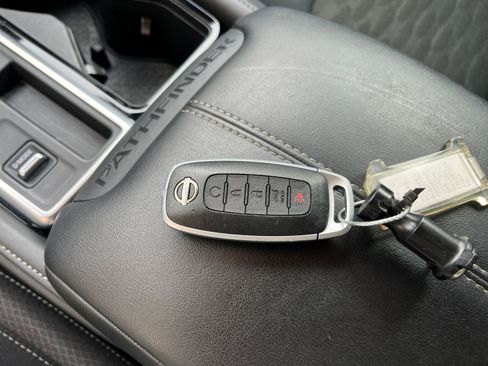 Used 2025 Nissan Pathfinder SV image 21