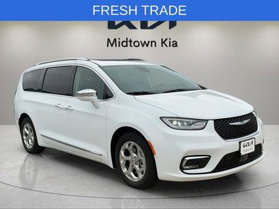 Used 2021 Chrysler Pacifica Limited w/ Uconnect Theater Family Group