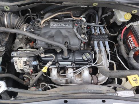 Used 2010 Volkswagen Routan SE FWD image 37