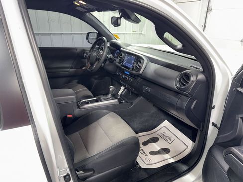 Used 2023 Toyota Tacoma TRD Off-Road w/ Technology Package AWD/4WD image 10
