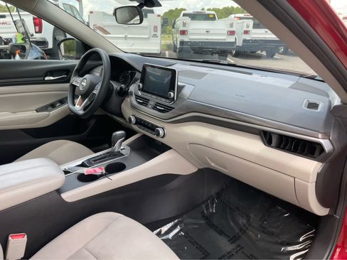 Used 2025 Nissan Altima 2.5 SV FWD image 31
