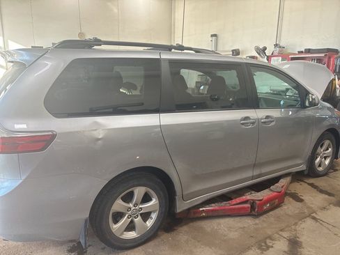 Used 2018 Toyota Sienna LE image 2