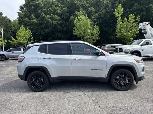 Used 2026 Jeep Compass Latitude AWD/4WD image 6