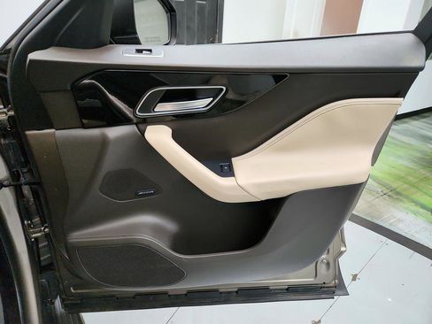 Used 2017 Jaguar F-PACE Prestige image 28