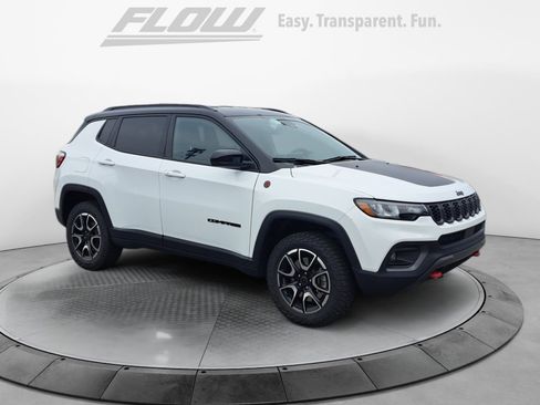 Used 2025 Jeep Compass Trailhawk AWD/4WD image 1