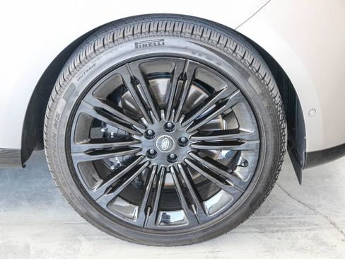 Used 2025 Land Rover Range Rover SE AWD/4WD image 11