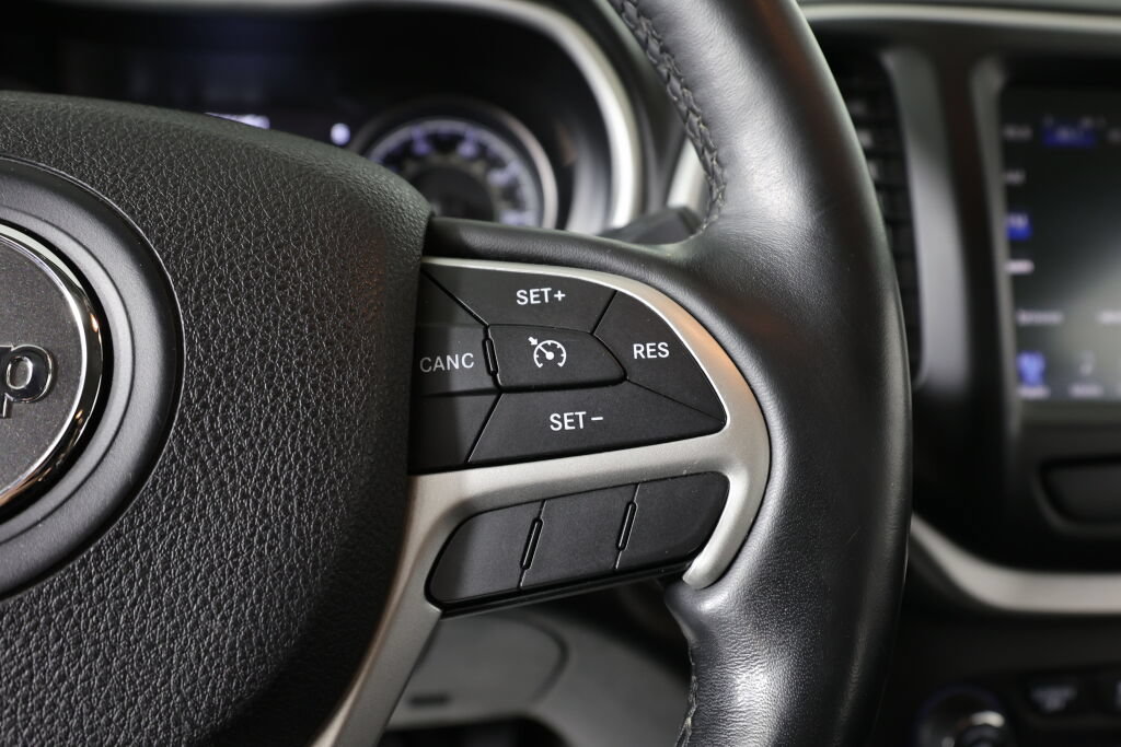 Used 2015 Jeep Cherokee Trailhawk w/ Comfort/Convenience Group AWD/4WD image 34