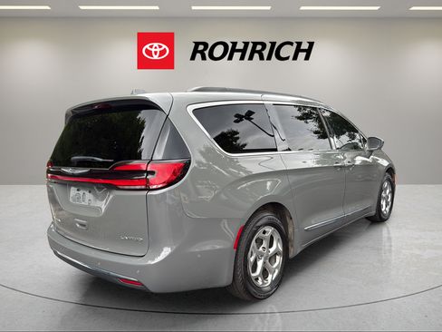 Used 2022 Chrysler Pacifica Limited FWD image 6