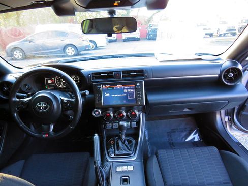 Used 2022 Toyota GR86 RWD image 17