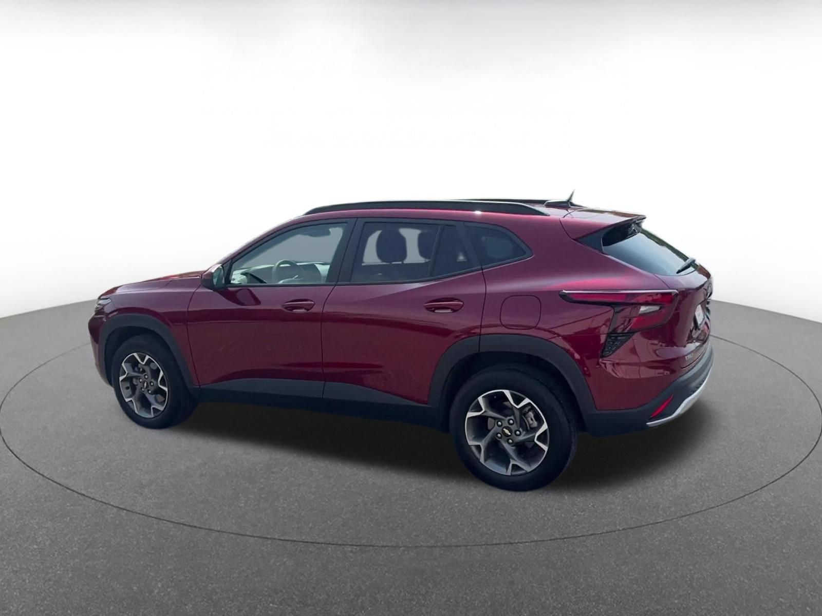 Used 2025 Chevrolet Trax LT FWD image 8