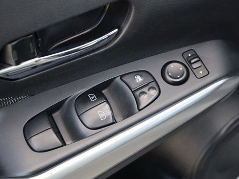 Used 2019 Nissan Kicks SV FWD image 29