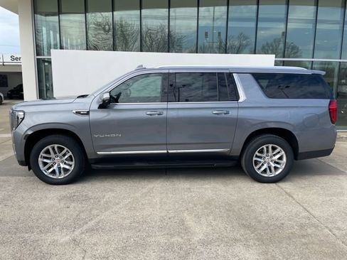Used 2022 GMC Yukon XL SLT w/ SLT Premium Package image 2