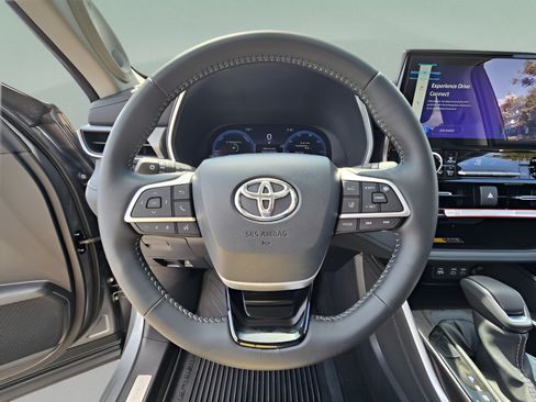 Used 2026 Toyota Highlander Limited AWD/4WD image 23
