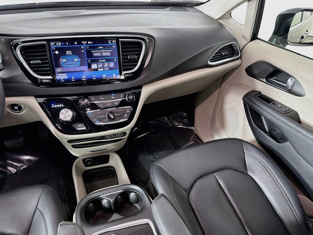 Used 2024 Chrysler Pacifica Touring-L FWD image 22