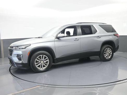 Used 2023 Chevrolet Traverse LT FWD image 2