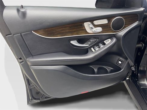 Used 2020 Mercedes-Benz GLC 300 image 26