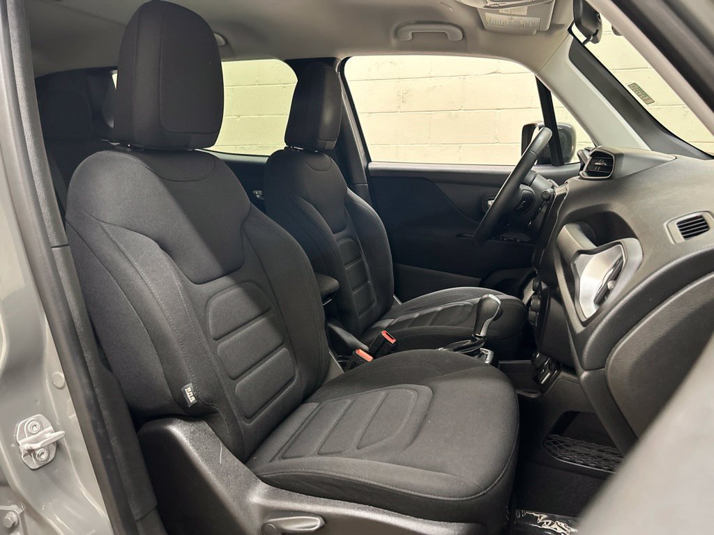 Used 2021 Jeep Renegade Latitude AWD/4WD image 12