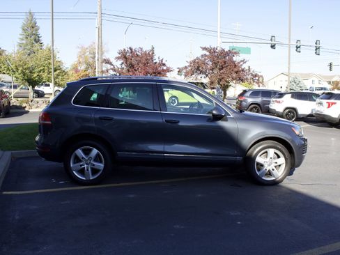 Used 2012 Volkswagen Touareg TDI image 4