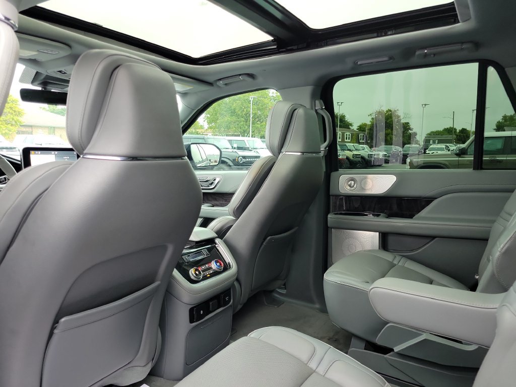 Certified 2019 Lincoln Navigator Reserve AWD/4WD image 16