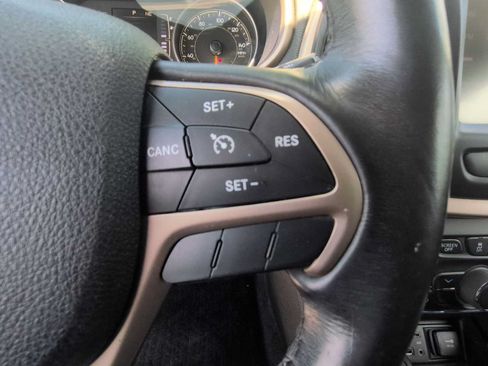 Used 2016 Jeep Cherokee Latitude w/ Cold Weather Group AWD/4WD image 25