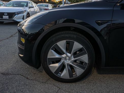 Used 2022 Tesla Model Y Long Range image 11