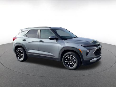 Used 2025 Chevrolet TrailBlazer LT image 2