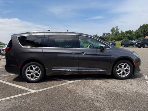 Used 2020 Chrysler Pacifica Limited FWD image 8