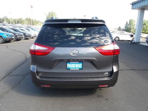 Used 2015 Toyota Sienna LE AWD/4WD image 4