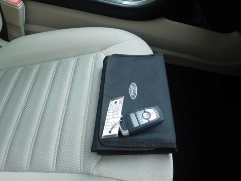 Used 2018 Ford Fusion SE image 18