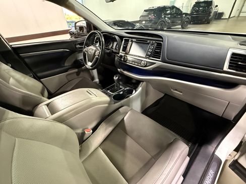 Used 2019 Toyota Highlander Limited Platinum image 13