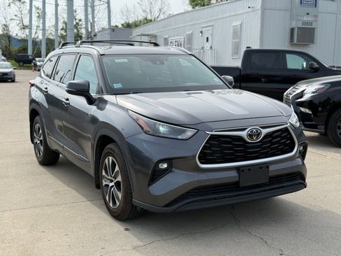 Used 2022 Toyota Highlander XLE AWD/4WD image 4