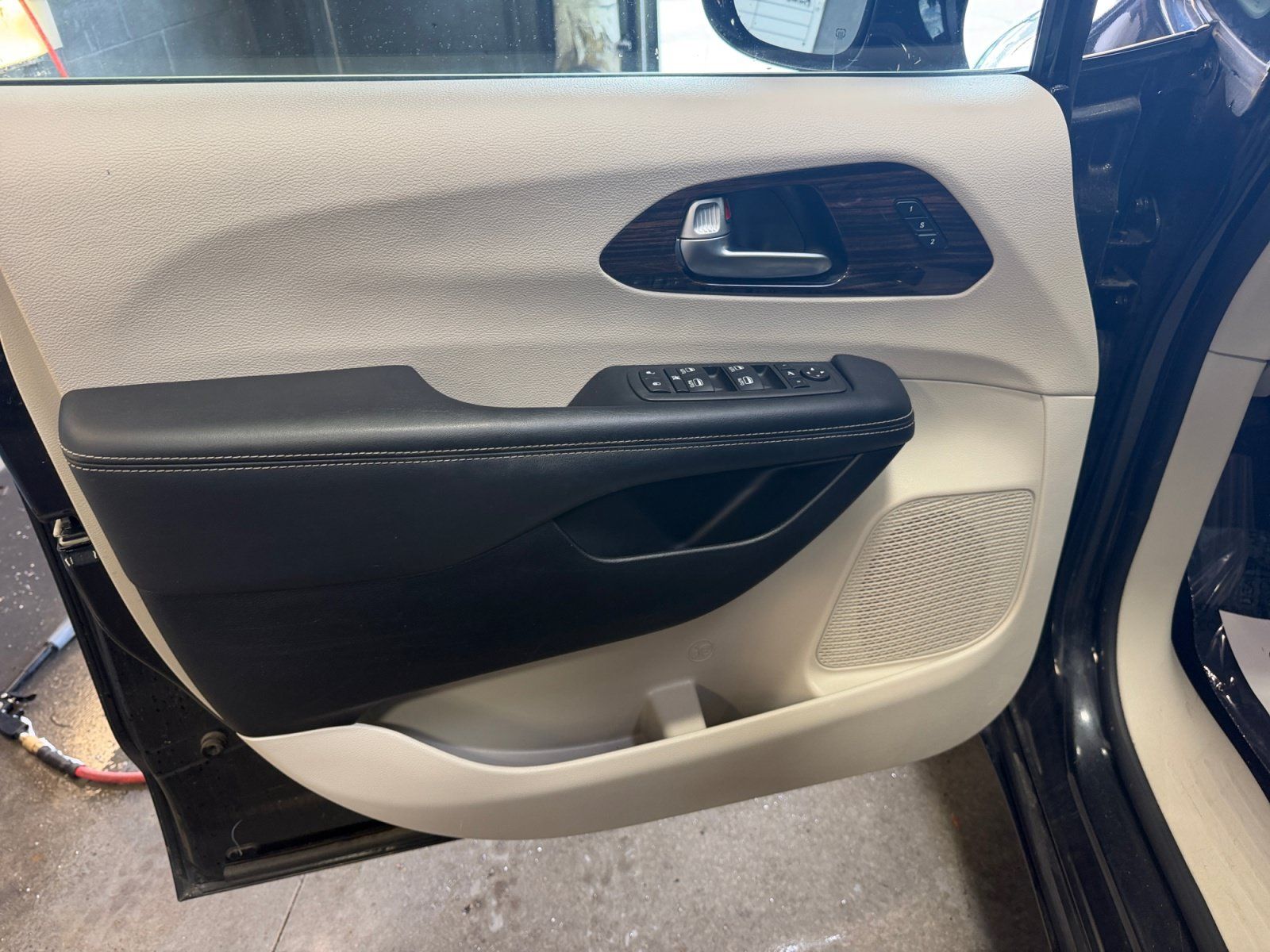Used 2023 Chrysler Pacifica Limited FWD image 13
